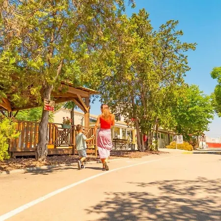 Confortable Avec Climatisation - 8 Pers. - Api-1-52-2766 Camping Vic-la-Gardiole